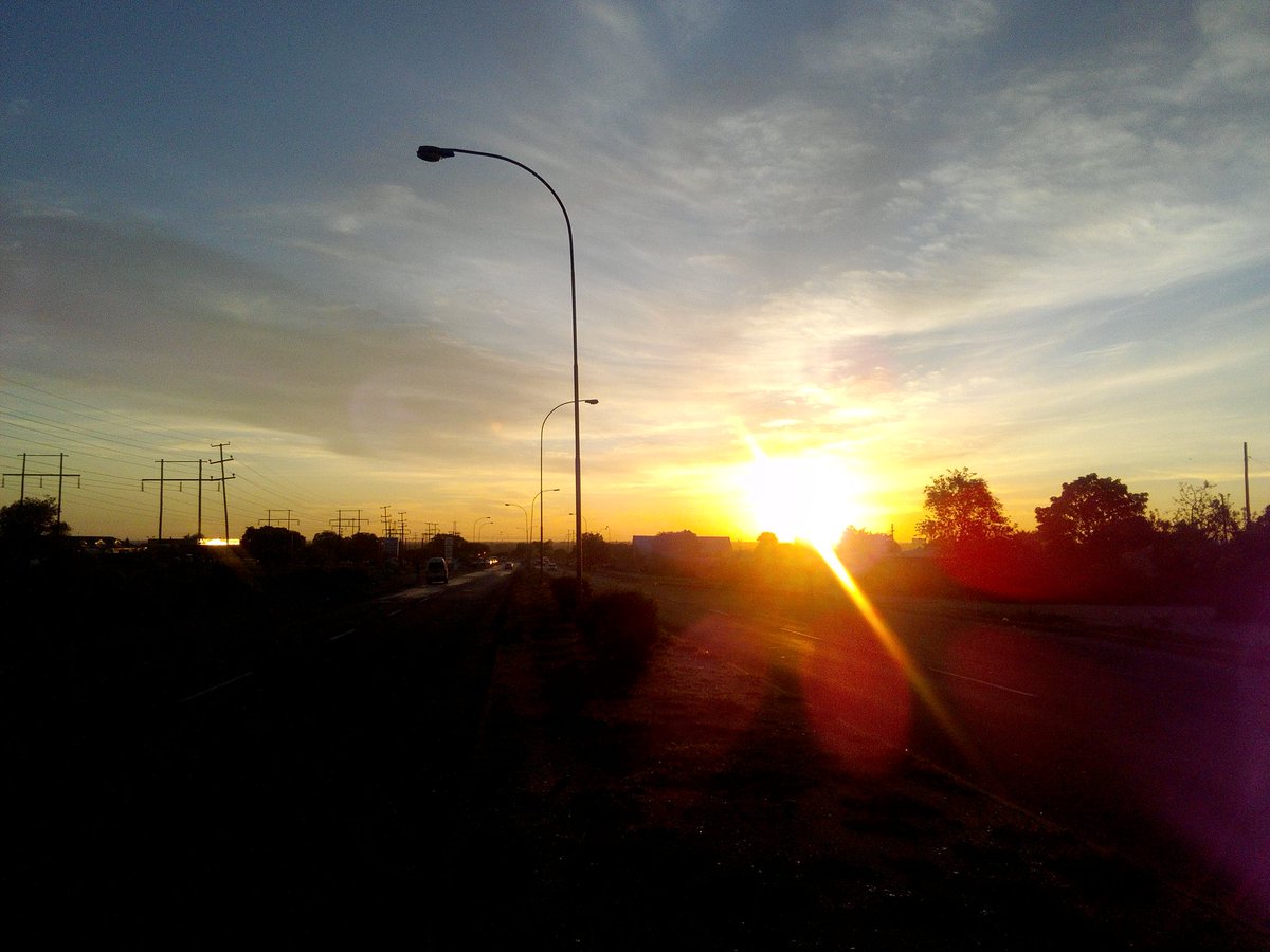 Witnesstv05's tweet photo. Sunrise viewed from Luveve Rd at 05:10hrs today. @Masonangela64 @ShokoTonderai @CityofBulawayo @LitLifeMedia @memorykumbota @fortunechasi https://t.co/pjdf8uJn0W