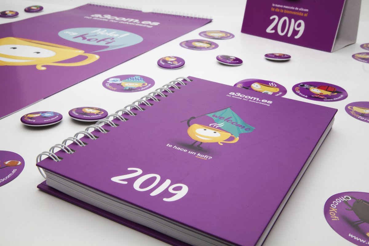 a3comunicacion's tweet photo. Ya estamos preparados para recibir el 2019 con gran estilo. 🎉🎆 Nuestra mascota Kofi ☕️nos acompañará a lo largo de todo el año en nuestros grandes momentos.
¿Quieres realizar un kit como el nuestro para tu empresa? ¡Ponte en contacto con nosotros!
👇 
https://t.co/Cn05ASt6Gb https://t.co/kHNW9zAB5H