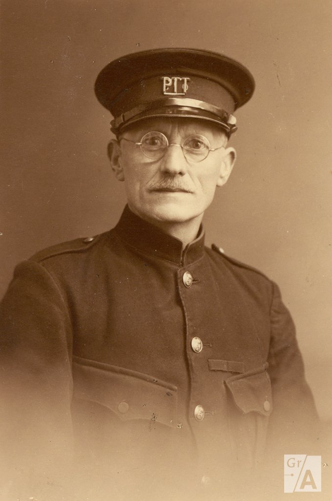 gronarch's tweet image. #Postbode Hendrik de Maar #Middelstum, 1937 #drukte #Nieuwjaar #fotovrijdag