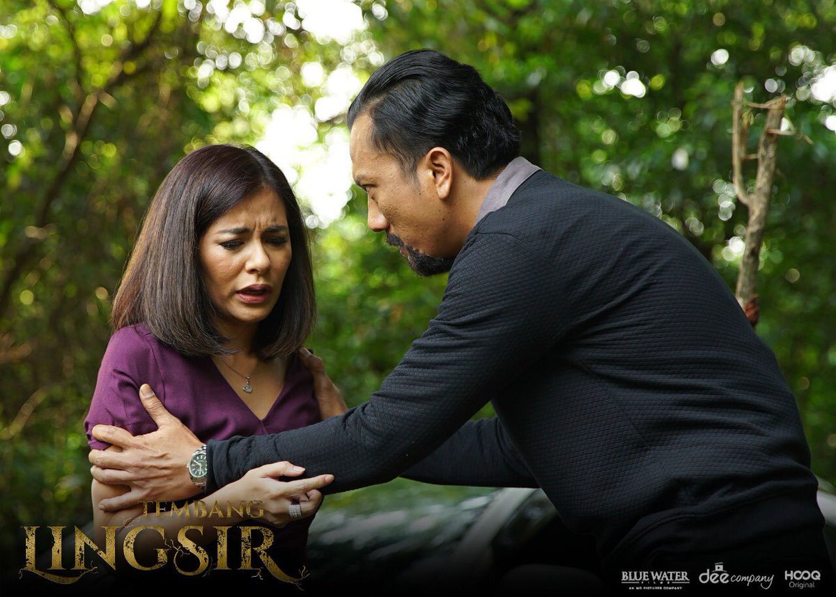 bluewater_films's tweet photo. Sejak kedatangan Mala, suasana kediaman Om Gatot (@wikanarif) & Tante Gladys (@siregarmeisya) tak lagi sama. Banyak kejadian aneh yang muncul.
Tonton lagi Official Trailer #TembangLingsir di https://t.co/a4w8NH3iG8
#Lingsir
#DeeCompany
#BlueWatersFilms
@DeeCompanyID
@HOOQ_ID https://t.co/4h4pIV1zvF