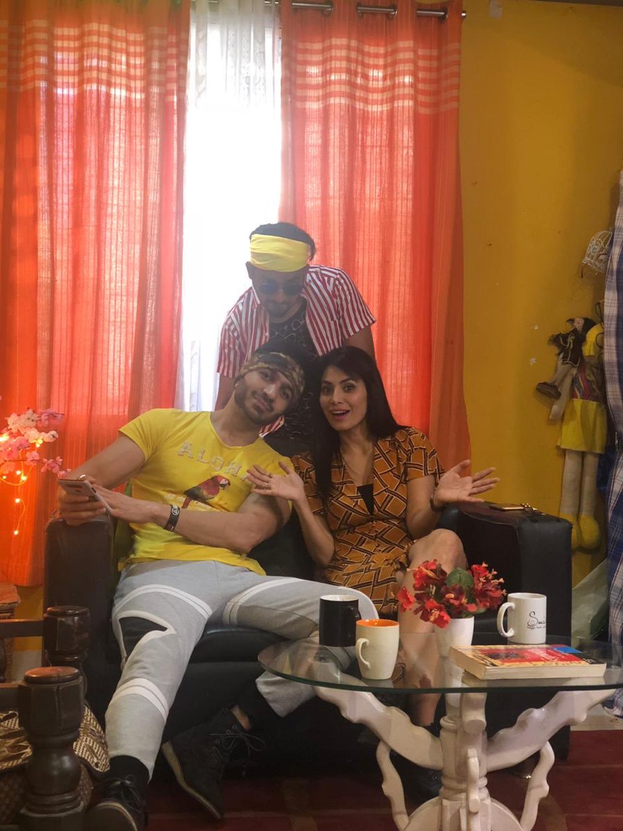 JholMovie's tweet photo. #Jhol ke peechhe unlimited fun hain! #BTSmoments
@JholerV @Manisharkelkar @RaashulTandon @chetan_hansraj
#Romance #Bromance #KameenaComedy #AlishaFarrer #RakeshThareja #JholOn11Jan https://t.co/mZD34IPHim