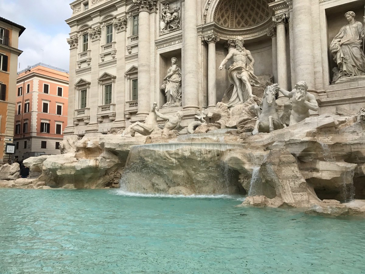onsenvol's tweet photo. Le défi avec cette fontaine est de prendre une photo bien cadrée, sans humains et animaux. On a jamais dit qu'on l'avait bien cadrée, mais au moins y'a personne (ou presque) 😅
#water #money #onsenvol #Travel https://t.co/E79Gu9gC7t