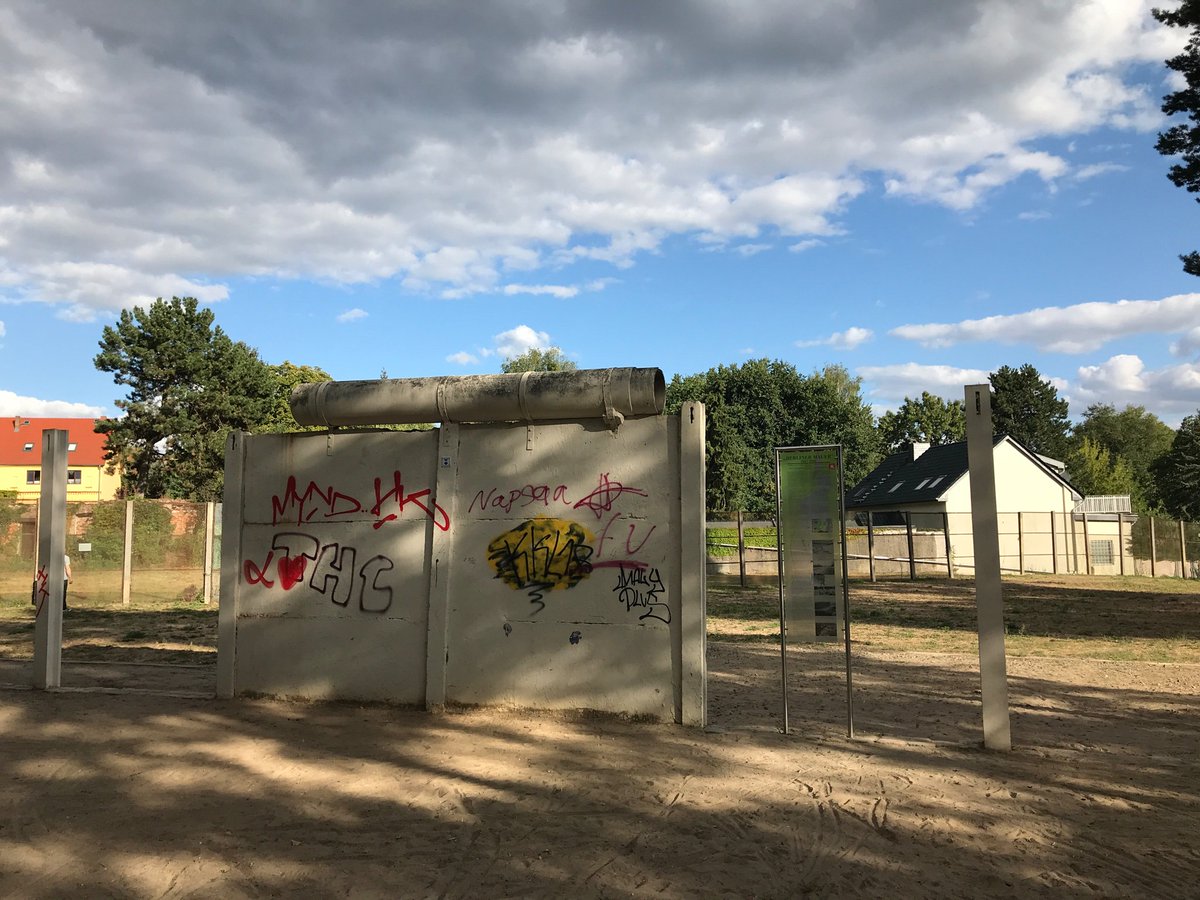 RealLifeBerlin's tweet photo. Groß Glienicke im Westen Spandaus mit Mauerresten und einem alten Rittergut aus dem Mittelalter. 
#Berlin #Mauerreste #Ausflugsziele #Spandau https://t.co/D8rMU13PFD
