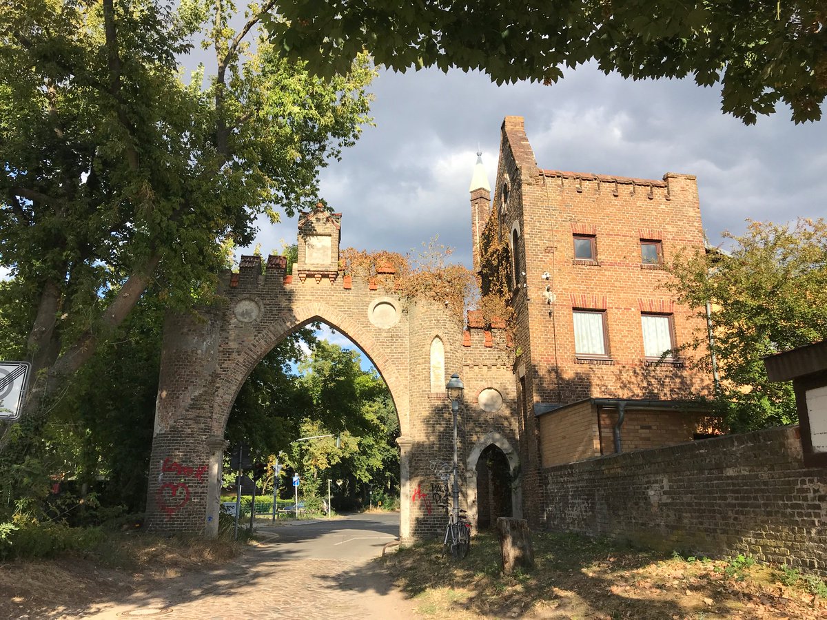 RealLifeBerlin's tweet photo. Groß Glienicke im Westen Spandaus mit Mauerresten und einem alten Rittergut aus dem Mittelalter. 
#Berlin #Mauerreste #Ausflugsziele #Spandau https://t.co/D8rMU13PFD