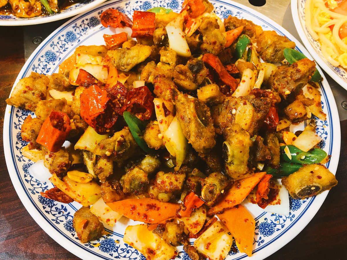 sinchon_baegopa's tweet photo. 신촌 길상식당(★★★★)
향라돼지갈비 / 15,000  토마토계란볶음면 / 6,000
대파양고기 / 8,000  어항가지 / 7,000

이 집의 유일한 단점은 70여개에 달하는 메뉴 때문에 선택 혼란이 온다는 것. 하지만 중국 유학생 지인의 추천으로 이렇게 먹으니 JMT. 기름 두둑 배 빵빵 https://t.co/rCkYB8q10J