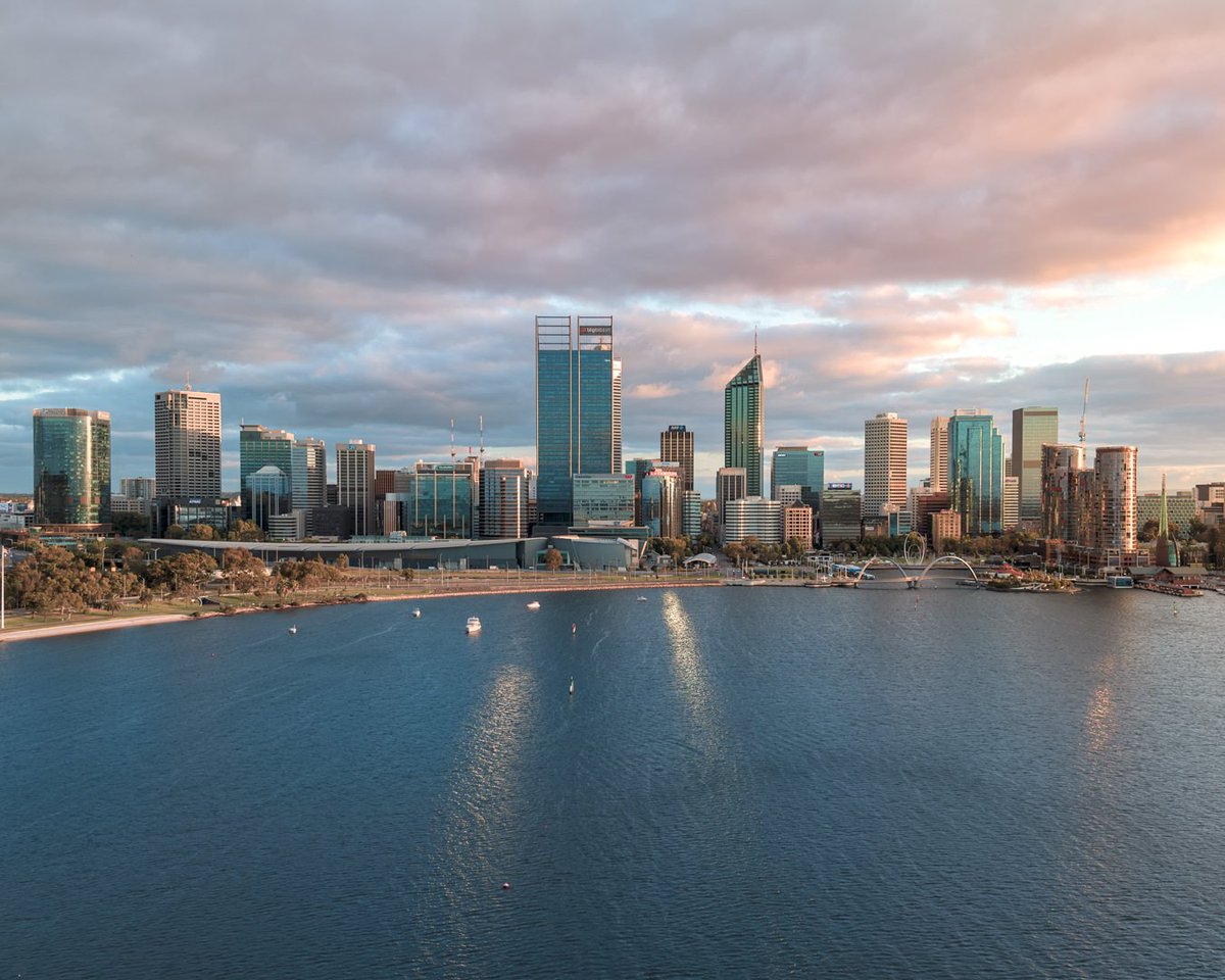 theaguiastudio's tweet photo. Last Friday of 2018! The @CityofPerth was shining this morning 😍 
#skyperth #ospreycreative #perth #seeaustralia #westernaustralia #australia https://t.co/yadPU6nuql