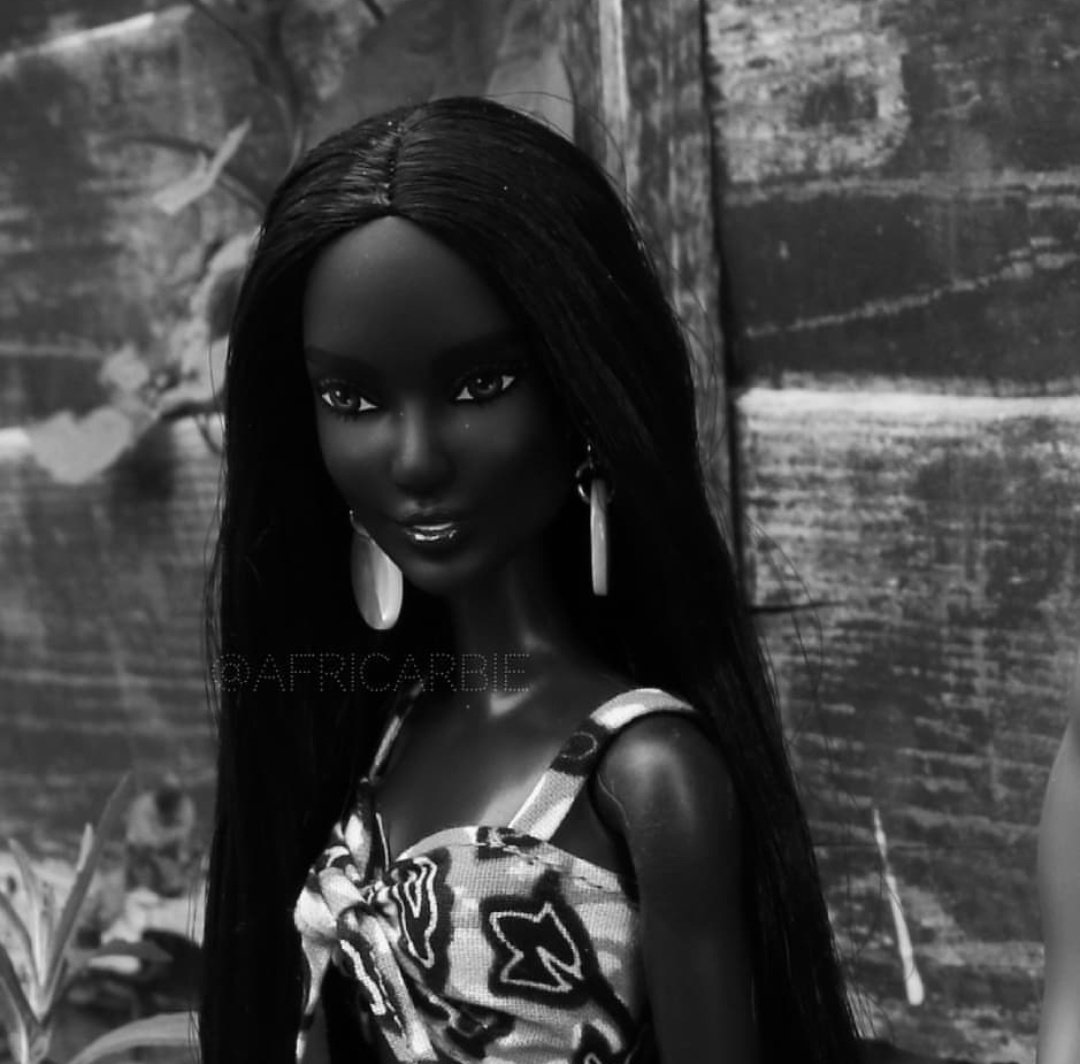 lapetitetouche_'s tweet photo. WOW, je suis tombée par hasard sur son compte IG et j'ai été émerveillée par les créations de @africarbie. Les poupées ne sont pas encore commercialisées, mais j'attendrai le temps qu'il faudra pour faire une razzia pour mes nièces.

https://t.co/8CSd6zwzFS

#BlackExcellence

👏🏾 https://t.co/EaMFQ7VJQZ