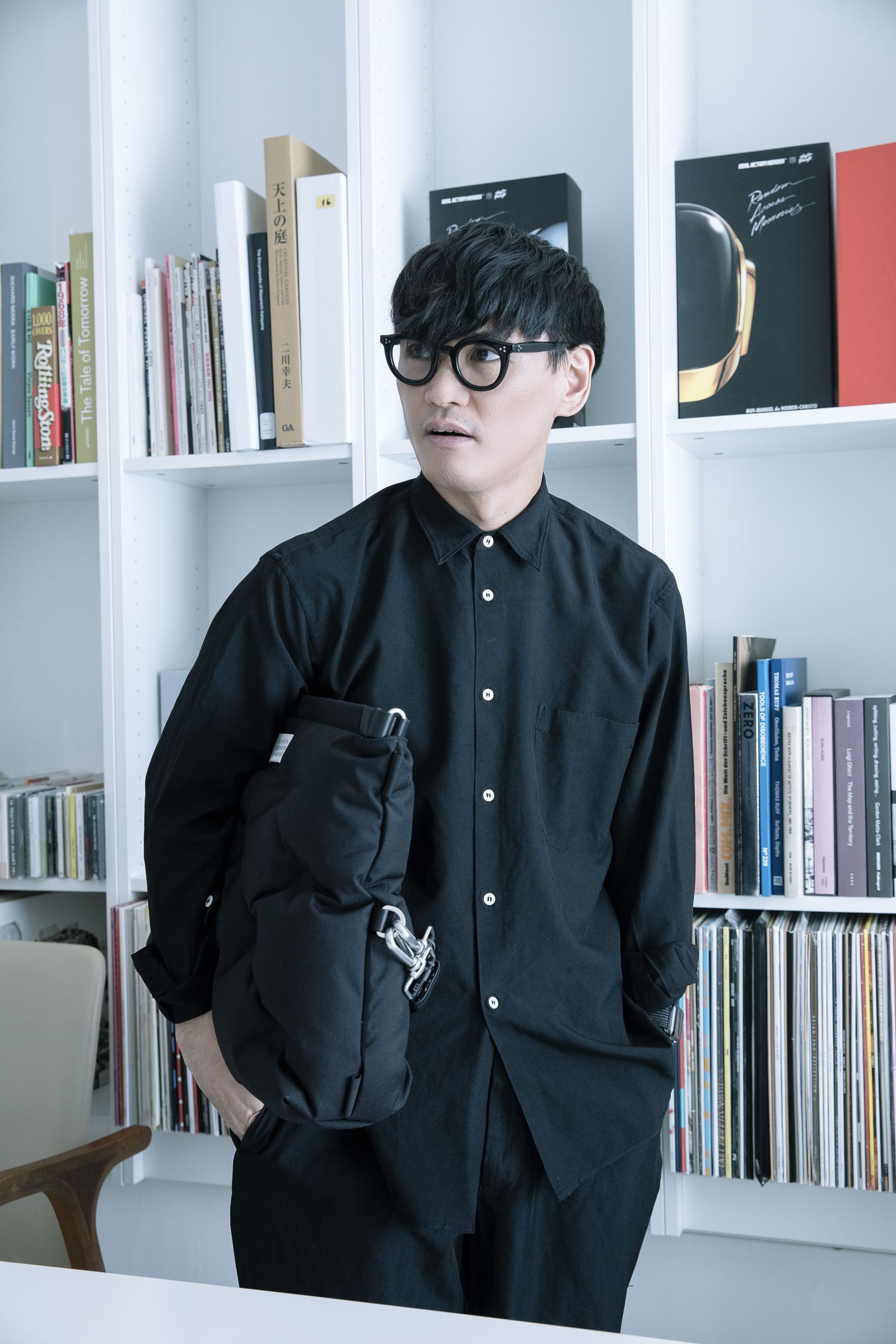 Twitter 上的 Fashionsnap Com サカナクションの山口一郎さんが今年のお買い物を振り返り 買わない という前提でファッション に触れるために決めたユニフォームなど山口さんならではのファッション観を語ってもらいました T Co Tpglm9sezy T Co
