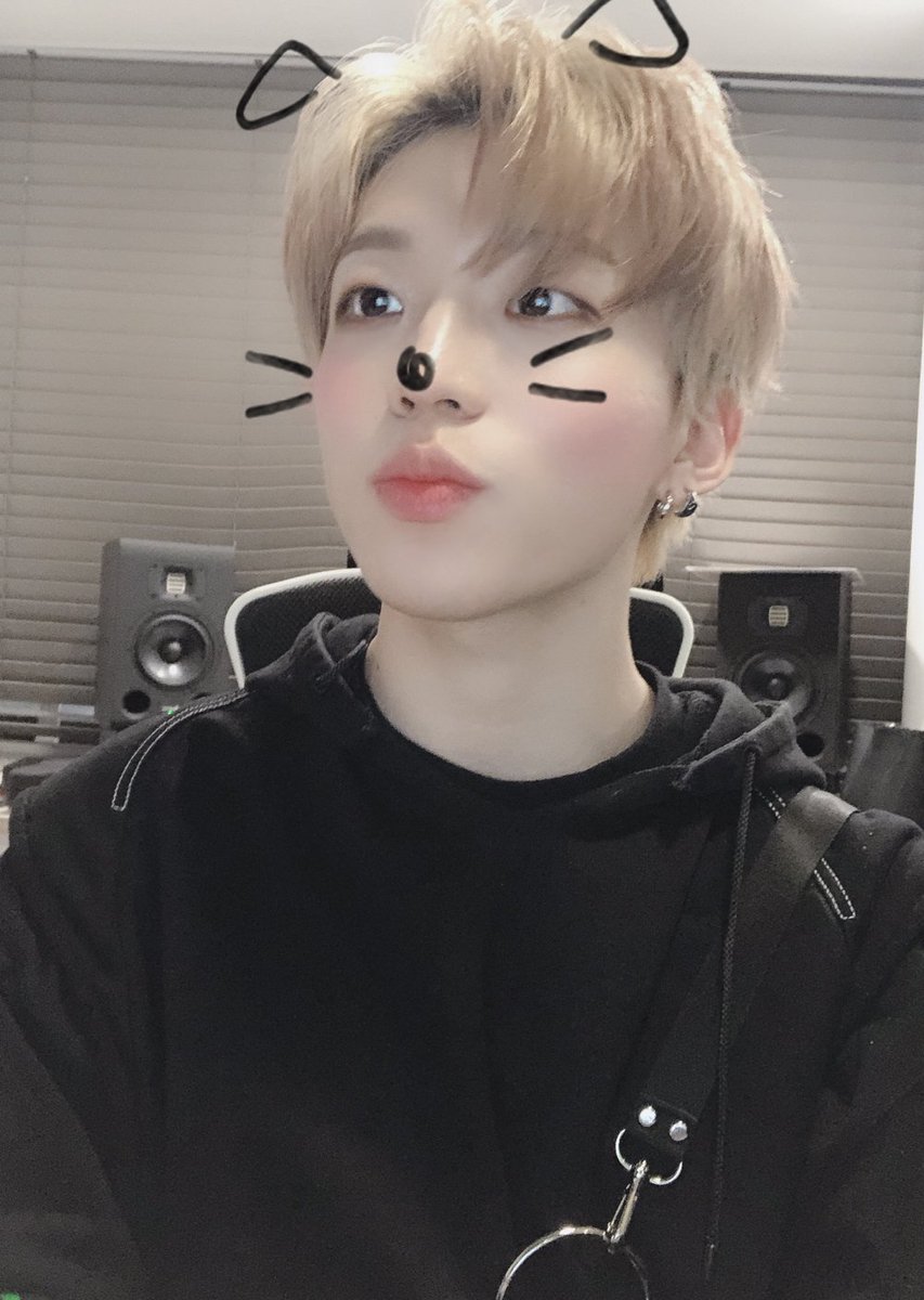 DIA_CRUNCH's tweet photo. [📸D-CRUNCH DAILY]

공카채팅하는 디끄란치😆

#디크런치 #D_CRUNCH #STEALER 
#OV #현우 https://t.co/ByHhJY9SmS