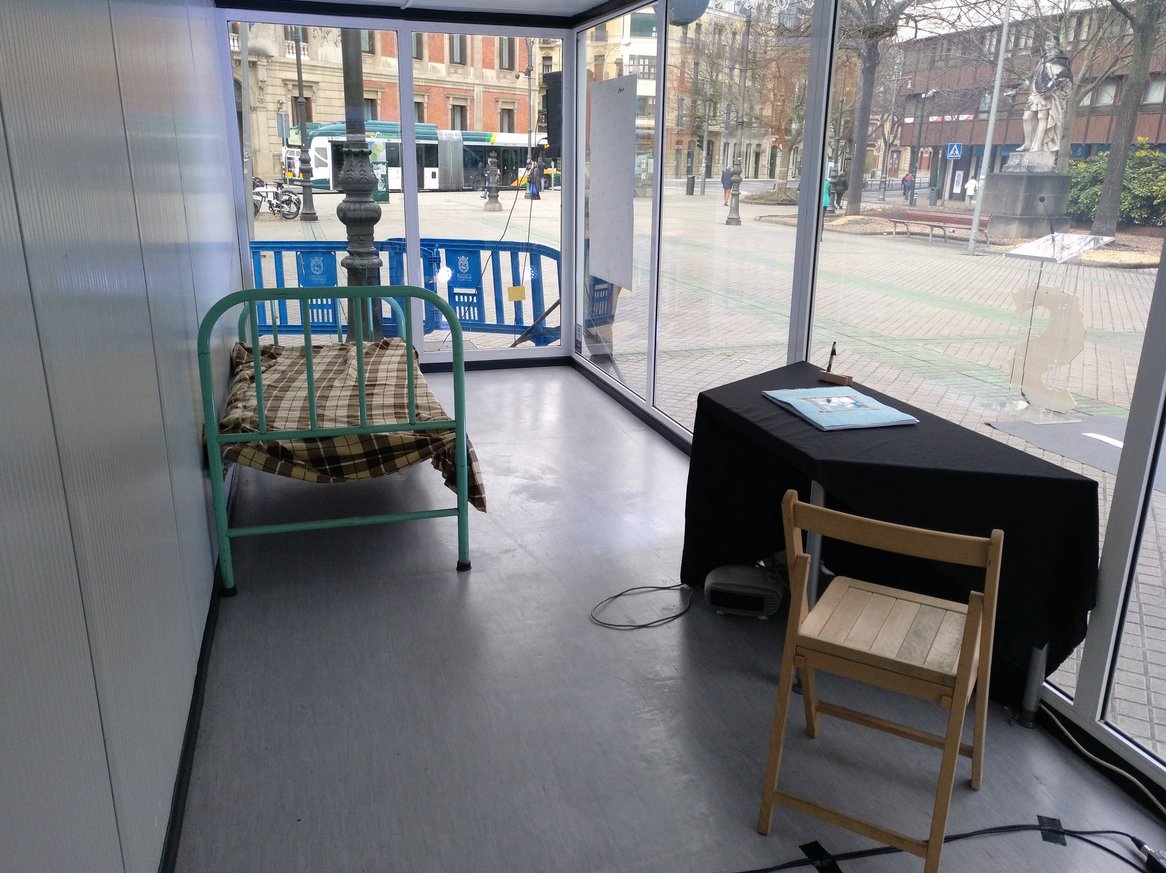 ikerhuarte's tweet photo. El Ayuntamiento de Pamplona (Bildu) ha instalado este espacio en el  Paseo Sarasate, en pleno centro de la ciudad, para que quien quiera se  haga una idea de cómo viven los presos de ETA en la cárcel y "se ponga  en su piel".

No es una inocentada; es una PUTA VERGÜENZA. https://t.co/85spCB0AZ9