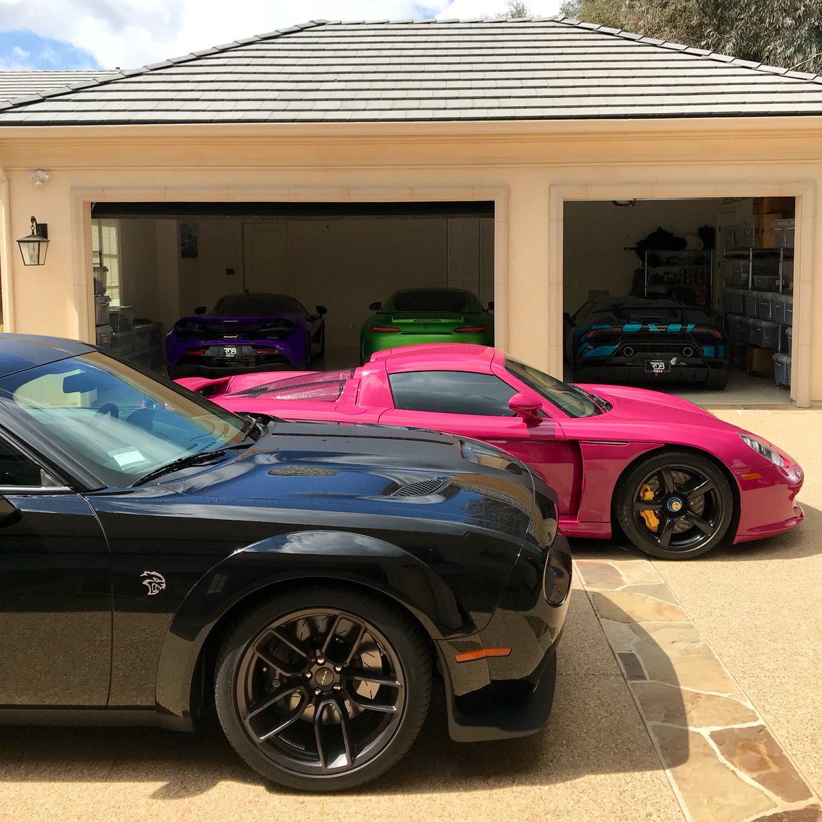 SeenThruGlass's tweet photo. Another highlight of 2018, my first ever experience in a #CarreraGT whilst filming #DrivewayGoals with @salomondrin... it looks like I’m trying to explain why Ferrari is so great 😂🙈 https://t.co/hijHi2tmiZ #STG2018 https://t.co/BpSkdgUVfT