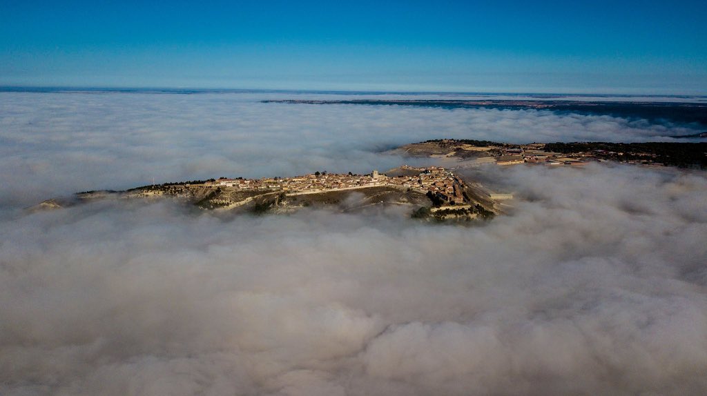 renacuajoenfur1's tweet photo. Esta foto no es de hoy, pero hoy es un buen día para recordarla.
Portillo escaqueándose de la niebla. https://t.co/o4zCnYSNOb