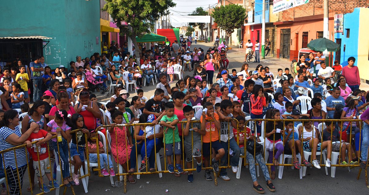 Cientos de niños Perleños disfrutaron de la fiesta de Navidad gracias al Alcalde Kurly Arana. Chocolatada, regalos, sorpresas, show infantil y mucha diversión fueron los ingredientes de la celebración, en la que se recuerda el nacimiento de Jesús.