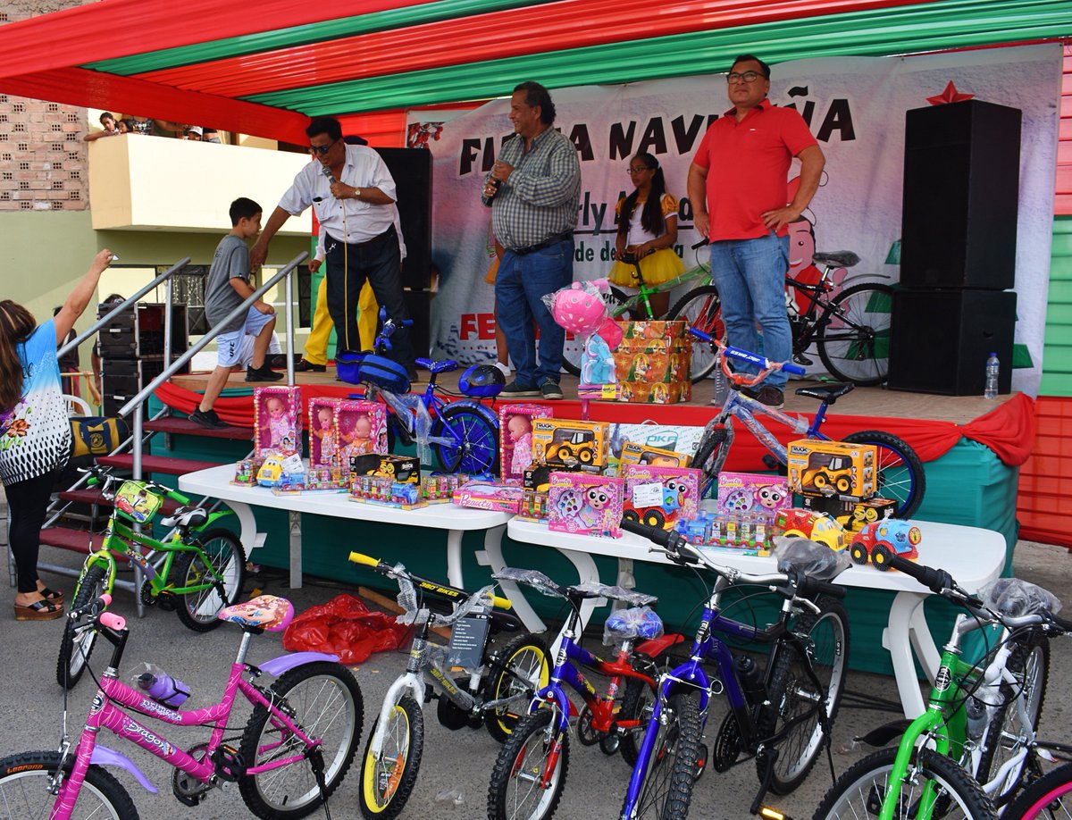 MuniLaPerla's tweet photo. Cientos de niños Perleños disfrutaron de la fiesta de Navidad gracias al Alcalde Kurly Arana. Chocolatada, regalos, sorpresas, show infantil y mucha diversión fueron los ingredientes de la celebración, en la que se recuerda el nacimiento de Jesús. https://t.co/JgIAHgp9Ei