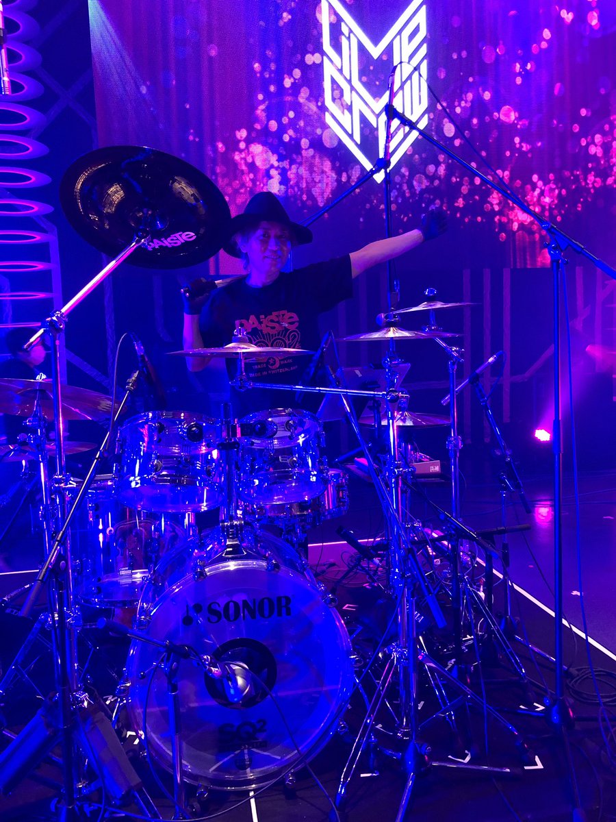 zono_drums's tweet photo. 今日は仕事納めでウチの事務所主催の「#LIVECREW @EX THEATER ROPPONGI」でした！僕の出演はAREA3というバンドでした！
楽しかった！！
メンバーはGtr.#AOI (from #SHAZNA ),Key.#b4k , Key.&amp;RAP #都田和志 Vo.#志崎樺音 (from #Roselia )
またやりたい！！
来年も宜しくお願いします！！ https://t.co/cs2kUXt29J