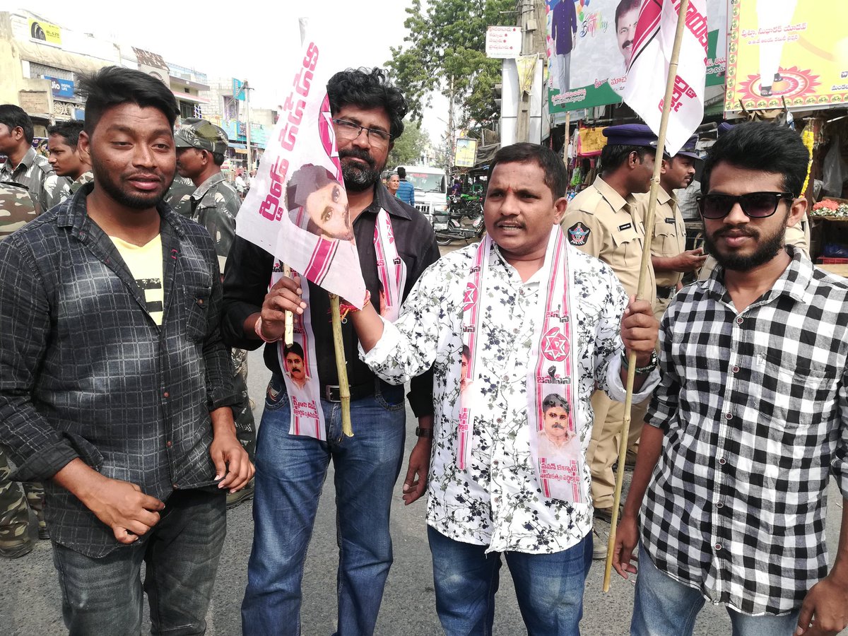 DeetiGopala's tweet photo. ఈ రోజు కడపజిల్లా  మైదుకూరు రాయల్ సర్కిల్లో  రాయలసీమ కరువుపై జనసేన సీపీఐ సీపీఎం  ఆధ్వర్యంలో  బంద్ ఆందోళనలో  పాల్గొన్న జనసేన సైనికులు..

జనసేన పార్టీ.దువ్వూరు
మైదుకూరు నియోజకవర్గం
కడప జిల్లా https://t.co/qQUd1h4N2L