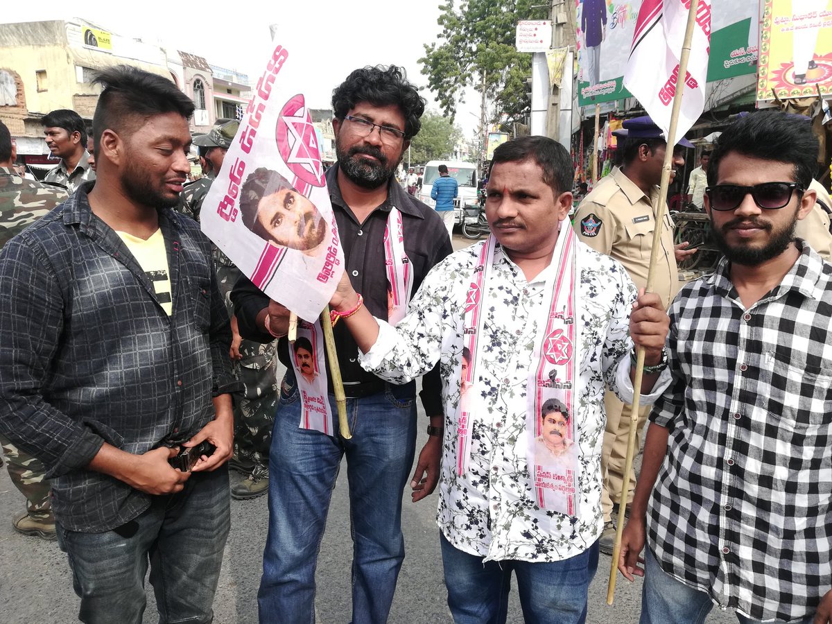 DeetiGopala's tweet photo. ఈ రోజు కడపజిల్లా  మైదుకూరు రాయల్ సర్కిల్లో  రాయలసీమ కరువుపై జనసేన సీపీఐ సీపీఎం  ఆధ్వర్యంలో  బంద్ ఆందోళనలో  పాల్గొన్న జనసేన సైనికులు..

జనసేన పార్టీ.దువ్వూరు
మైదుకూరు నియోజకవర్గం
కడప జిల్లా https://t.co/qQUd1h4N2L
