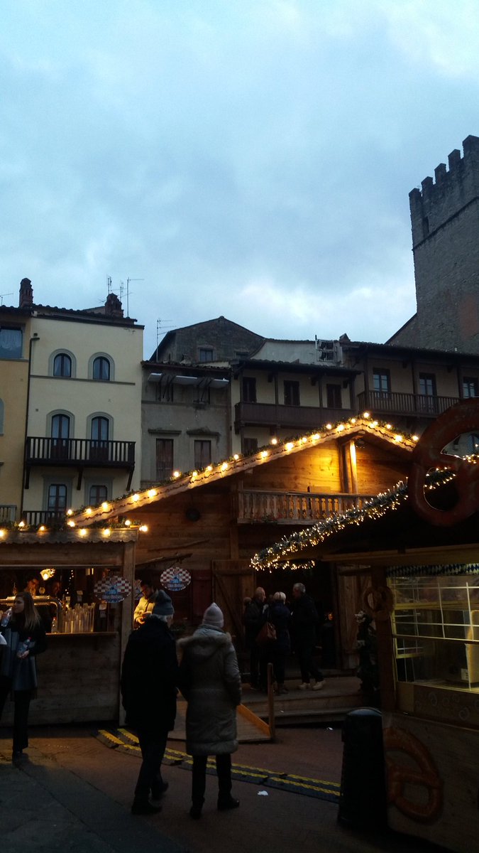 #Italiavostra
Mercatini di Natale ad Arezzo. 
Un grande successo.
Quando l'arte incornicia il Natale.