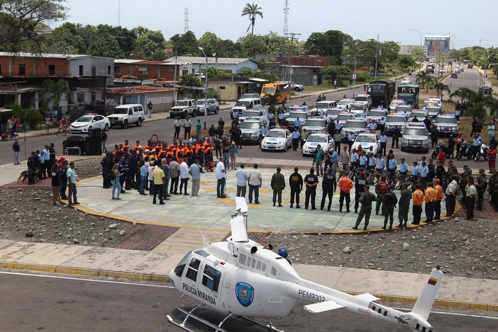 mirandoafuturo's tweet photo. En 2018 triplicamos el pie de fuerza de la Policía de Miranda. Sigamos avanzando este 2019 hasta lograr la meta de 10.000 funcionarios y funcionarias policiales al servicio del pueblo. #MirandoAlFuturo https://t.co/qw7jCoPAfm