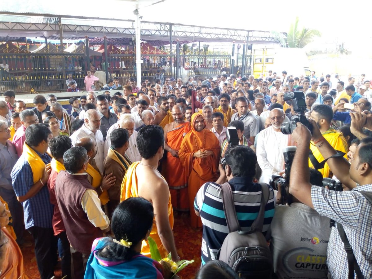 sandhya_laxmi's tweet photo. @SriSamsthana ಎಲ್ಲೋ ಚದುರಿದ ಸಾವಿರ ಸಾವಿರ ಬಂಧುಗಳು ಒಂದಾದ ಕ್ಷಣ. #VishwaHavyakaSammelana https://t.co/uA9GGZ9wk2