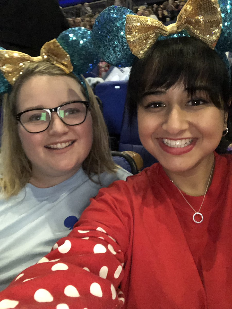 DSparkles92's tweet photo. Loving life with this one🥰 @Chloe_Stone09 #DisneyOnIce @DisneyOnIce https://t.co/6VEFHQ1PC7