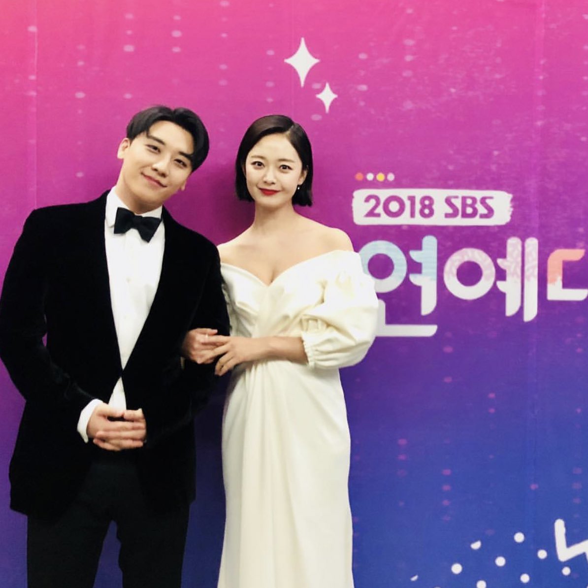 seungri posted photos from sbs ent awards and even included a photo of him and so min ❤️