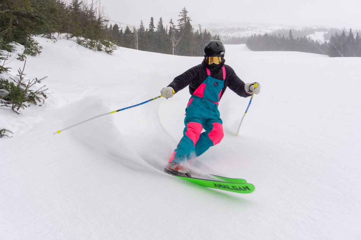 SugarloafMaine's tweet image. It may be blowing the soup out of the bowl but we're still shredding. #3 T-Bar, DRC East, Skidway, Sawduster, Snubber, and the Moosecalator are open. 
sugarloaf.com/daily
#skitheeast #theloaf #stillsnowing