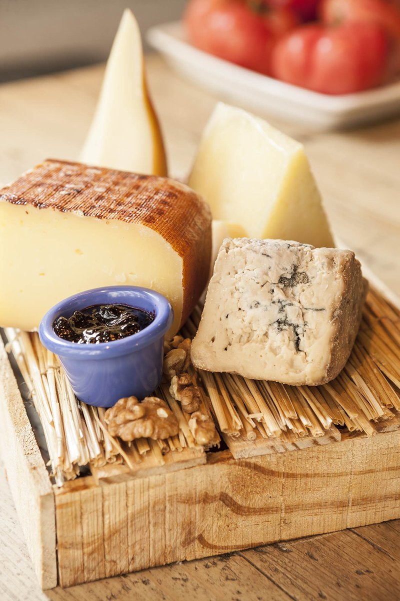 ¡Que no te la den con queso! Para buenos, los de nuestra tabla. Una selección de los mejores 🧀 de temporada con sus cositas. ¡Excepcional! #TabladeQuesos #Tapas #TapeoMadrid #MercadoSanAnton #Chueca #Madrid