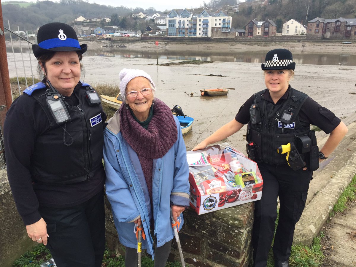 berry4303's tweet photo. Brilliant to be there when Bideford Officers Linda and Hayley were able to deliver a Peelers Charity small act of kindness to a 90 year old handbag snatch victim. Officers determined to catch offender but wanted to help the victim @DCPeelers @DCPolfed @DC_Police @BidefordPolice https://t.co/SIgIO8kImo