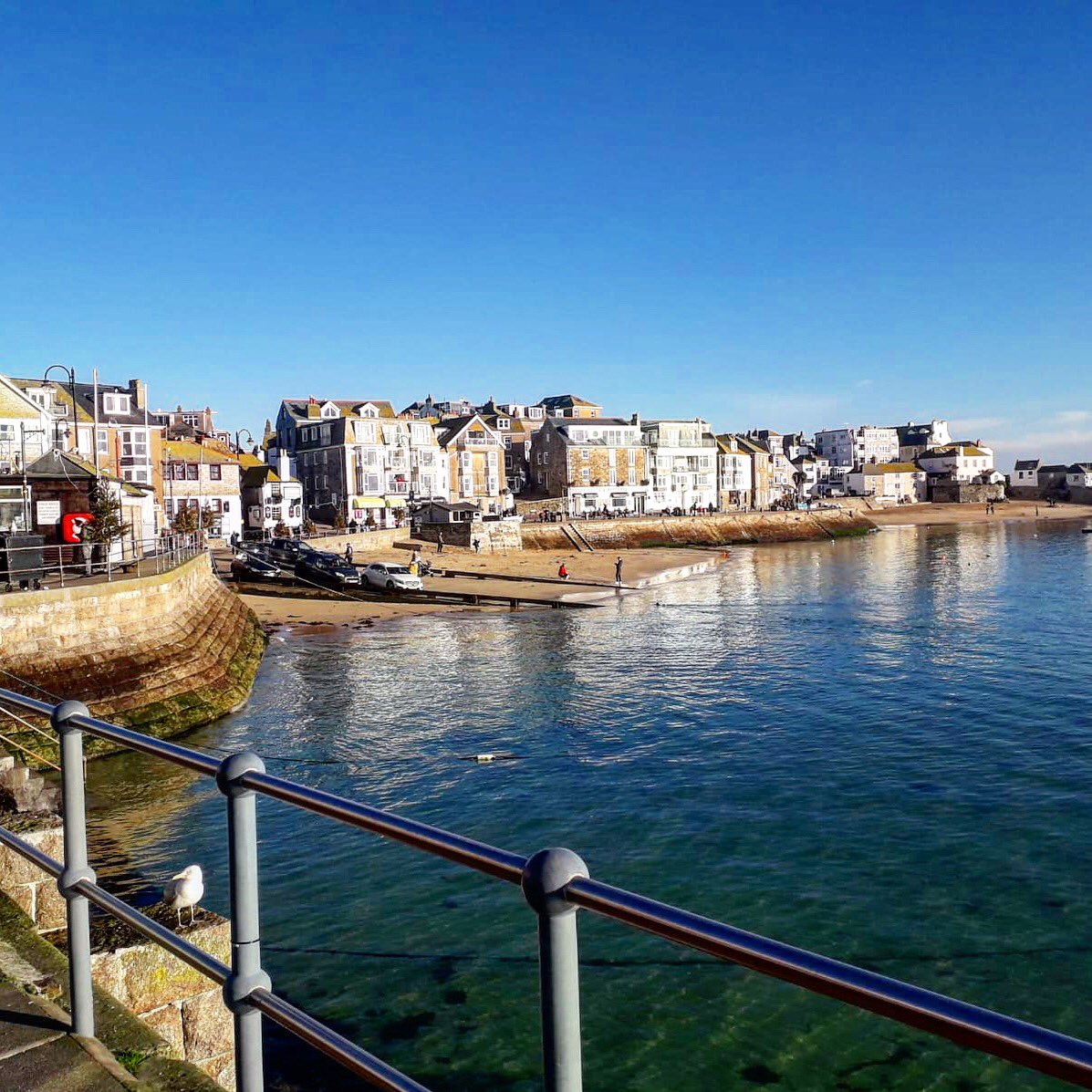 This beautiful picture of St Ives harbour was taken yesterday, St Ives looks just stunning in the winter sun 🌞 @sostives #getaway #stives #visitcornwall #winterbreaks #cornwall #holidaycottages #holidaylettings