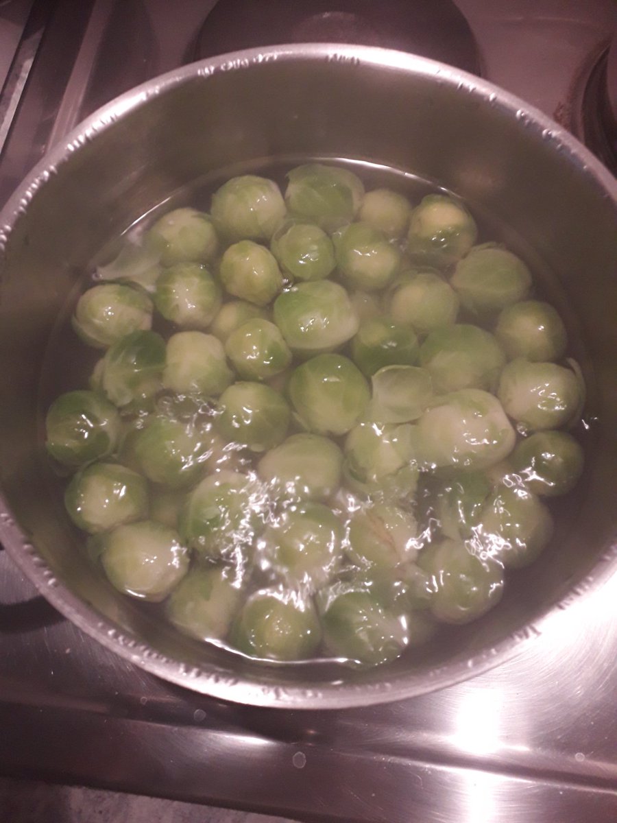 Blackrosie89's tweet image. Hier köchelt etwas vor sich hin und ich hab MORDSKOHLDAMPF... 😍🤣🙋‍♀️

#Rosenkohl  #undihrso