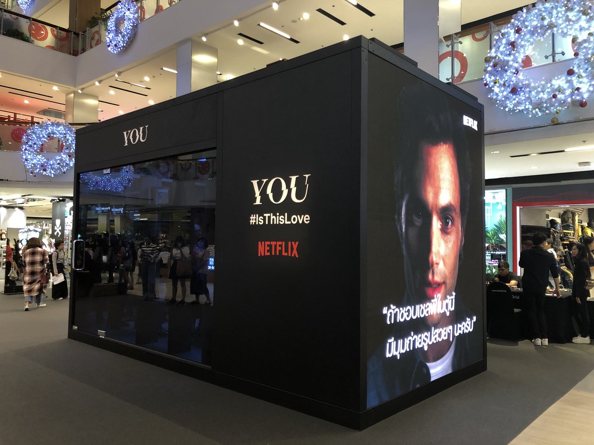 nsnromeo's tweet photo. วันนี้ได้เข้าไปใน Joe’s glass box จำลองเป็นห้องอ่านหนังสือ ตอนแรกก็รู้สึกเหมือนมีคนแอบชอบเราแหละ ซักพักเริ่มไม่ใช่ละอะ กลายเป็นน่ากลัว รู้สึกเหมือนโดนตามอยู่ตลอดเวลา ทั้งเสียงทั้งระยะก้าว หลอนอะ ทำอะไรก็ระแวงเลยยยย เหมือนได้ไปอยู่ในหนังจริง 
#JOEsGlassBox #YouNetflix https://t.co/fDUGYv2lX1