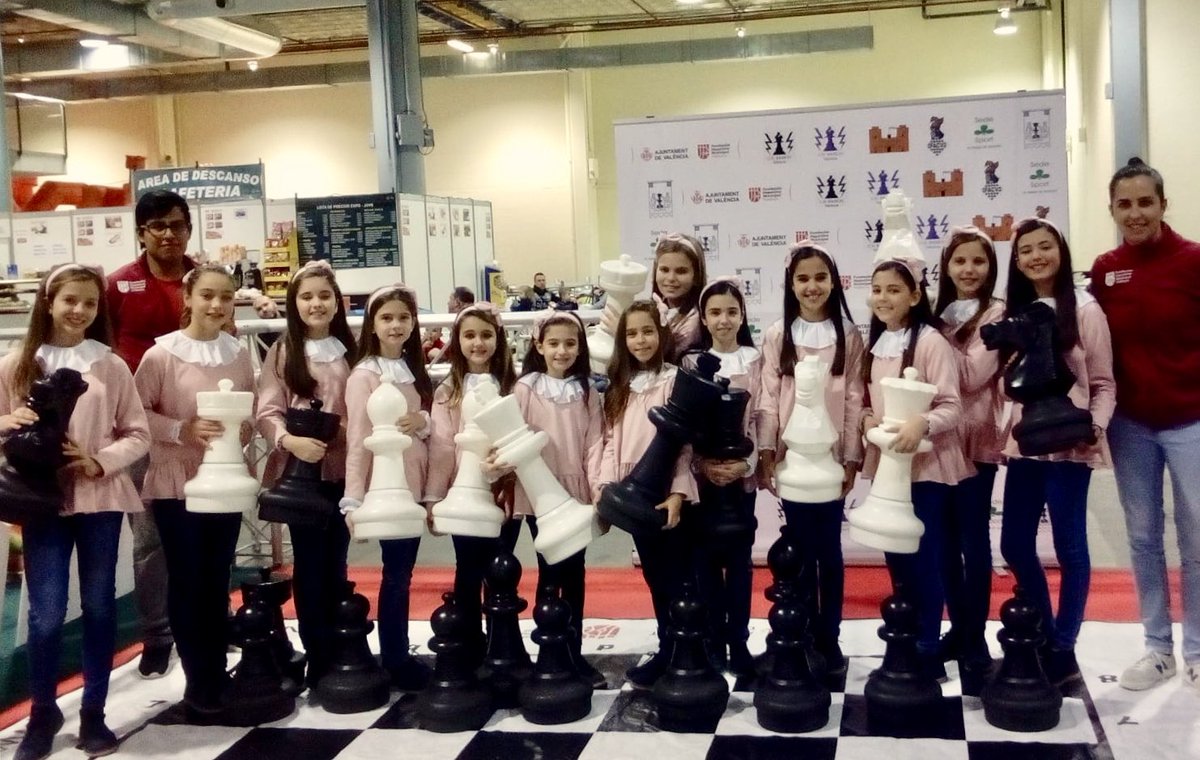 ExpoJoveVLC's tweet photo. Marina i Sara, #FFMMV19, amb les seues Corts d’Honor, disfrutant de l’#ExpojoveVLC d’enguany! ❤️ A passar-ho bé! 😊 https://t.co/7fscc5InXm