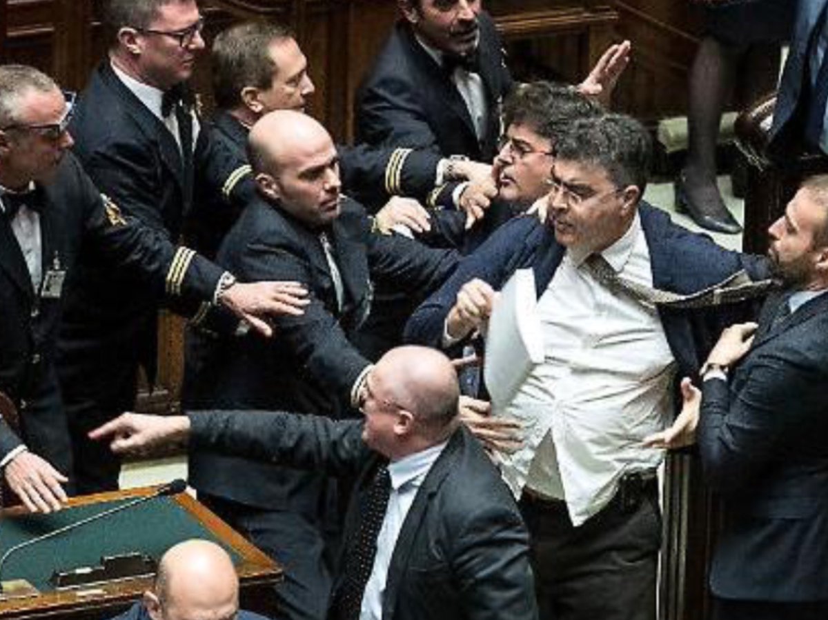 mgdj56's tweet photo. La #fine del #PD e di chi lo compone.
#Raptus-#Fiano, #spedizione #punitiva: finisce malissimo / Video
#Manovra, botte e insulti alla Camera: Emanuele Fiano impazzisce, Roberto Fico interrompe la seduta
https://t.co/NYxFO8a8Fa https://t.co/GXY9WymfjE