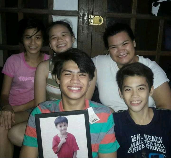 fangirldarlingx's tweet photo. 15-year-old Daniel with his siblings 💛 sana lagi nalang labas ngipin mo pag nangiti @hashtag_k1d https://t.co/NyQzFrzJla