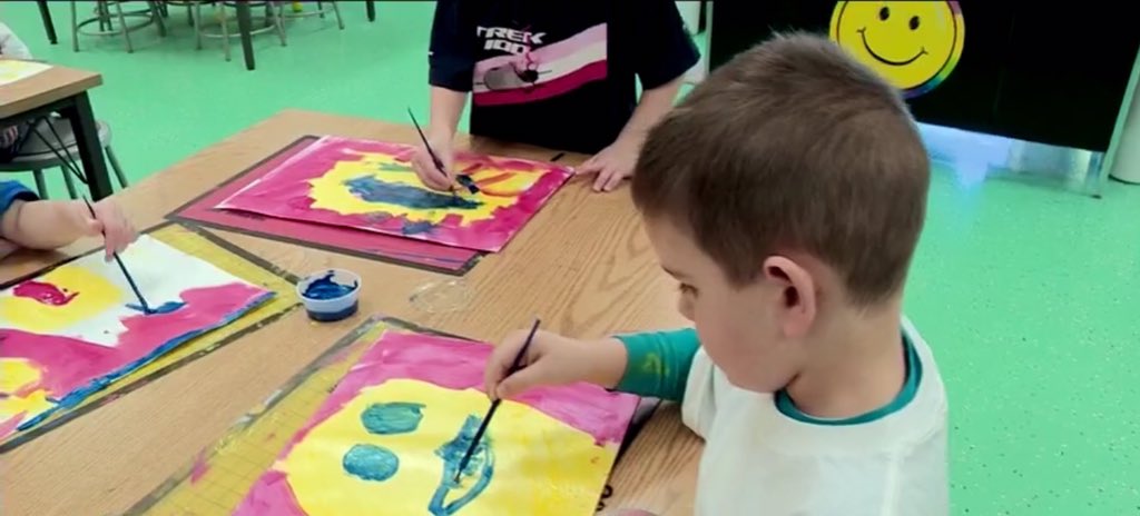 ocamedia's tweet photo. Our very own #Oregonproud Top Notch Teacher #KellySeidel
#teaches her students at Prairie View Elementary School how art can make a difference.   https://t.co/2QNo966NEa https://t.co/4IwdOG8993