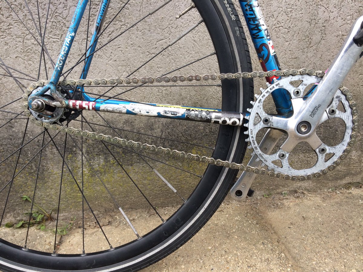 riky_76's tweet photo. Aaaaannnd. New chain day #KMCchain #K710 #fixedgear #fixedforum #trackbike #Mquadro #theBlueBike https://t.co/qWs71ahbv4