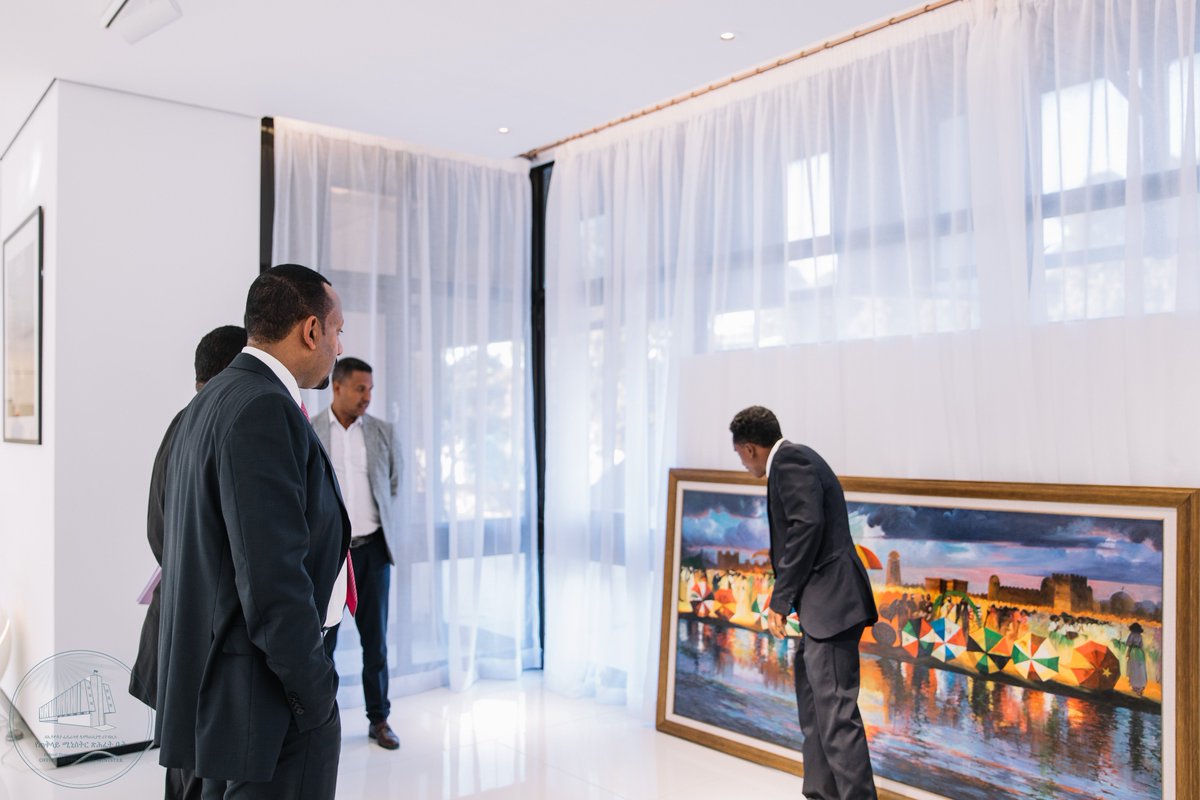 PMEthiopia's tweet photo. “ኢትዮጵያ፦ ትላንት፣ ዛሬ እና ነገ” የሚል ርዕስ ያለዉን ስዕል ለ ጠ/ሚር ዐቢይ አሕመድ ሰዕሊ ተክለ ማርያም ዘውዴ አበርክቷል።

PM Abiy Ahmed received an art piece by painter Tekle Mariam Zewde entitled “Ethiopia: Yesterday, Today and Tomorrow.”

#PMOEthiopia https://t.co/jgoyQ3vAmu