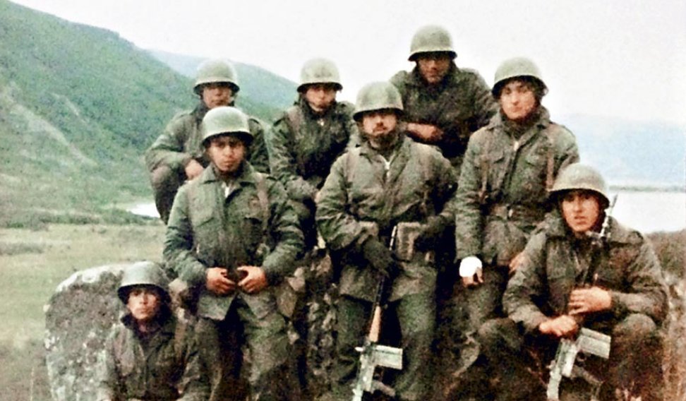 HoplitaPluma's tweet photo. En 1978 las fuerzas chilenas trazaron una línea roja en el mar e hicieron saber públicamente que habría guerra si esta era atravesada. Las fuerzas argentinas recularon y dieron media vuelta https://t.co/uM7pHfTTBv https://t.co/Kb9NUSLDg9