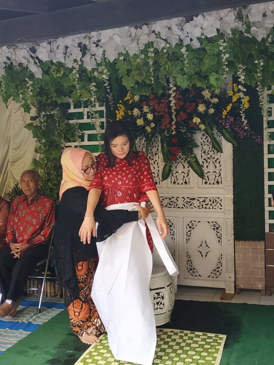 Dapoermarconah Dirumahaja On Twitter Selesai Prosesi Siraman Dilakukan Brojolan Yaitu Meluncurkan Telur Ayam Kampung Dan 2 Butir Kelapa Gading Cengkir Yg Sdh Di Ukir Tokoh Pewayangan Jawa Kamajaya Kamaratih Perlambang Jenis