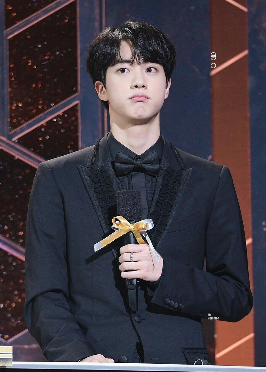 JMLOVEMODE's tweet photo. 같은날이 아니야????????????????

#MCSeokjinReturns
#MC석진_리턴즈

#VideoMTV18del18 BTS @BTS_twt https://t.co/OhJrS0sXi1