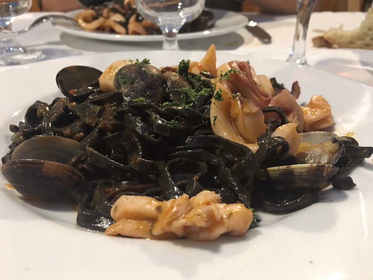 #Tagliolini neri:  un classico in perfetto stile total black... #tagliolinineri #pastafresca #freshpasta #homemade #produzionepropria #vernazza #cinqueterre #parco5terre #ristorante #ristoranteitaliano #eatfamous #primipiatti #primipiattiitaliani #pasta #homemadepasta #28dicembre