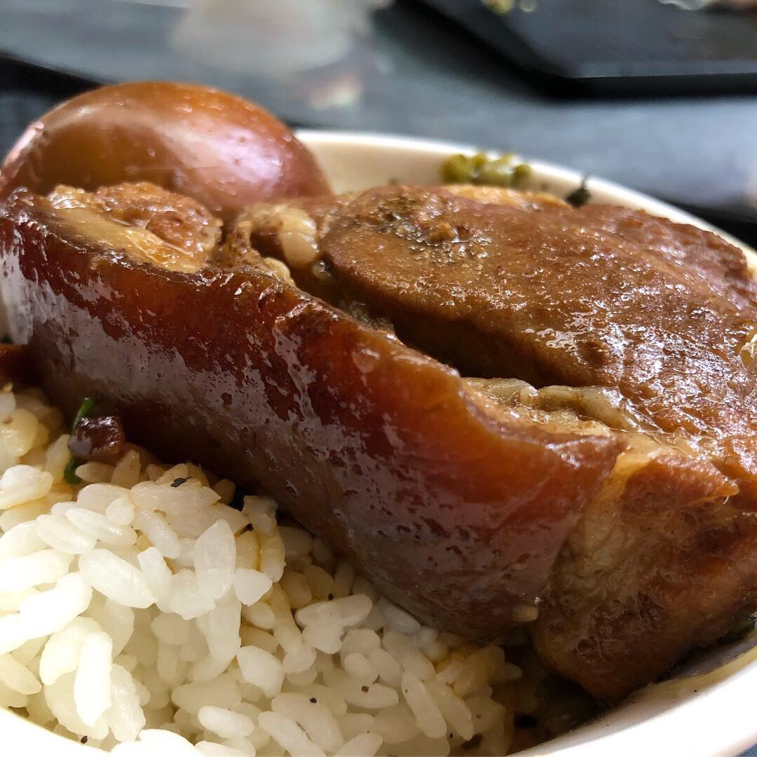 TDigested's tweet image. Temple draws the worshippers—for the god and food!!!
#porkbelly #stewedegg #braisedpork #stewedpork #streetfood #localeats #taiwanfood #taiwanesefood #foodmarket #foodculture #foodblogger #foodhunter #theworlddigested 
#控肉飯 #滷蛋 #角煮 #豚バラ #煮卵 #台湾料理 #小吃