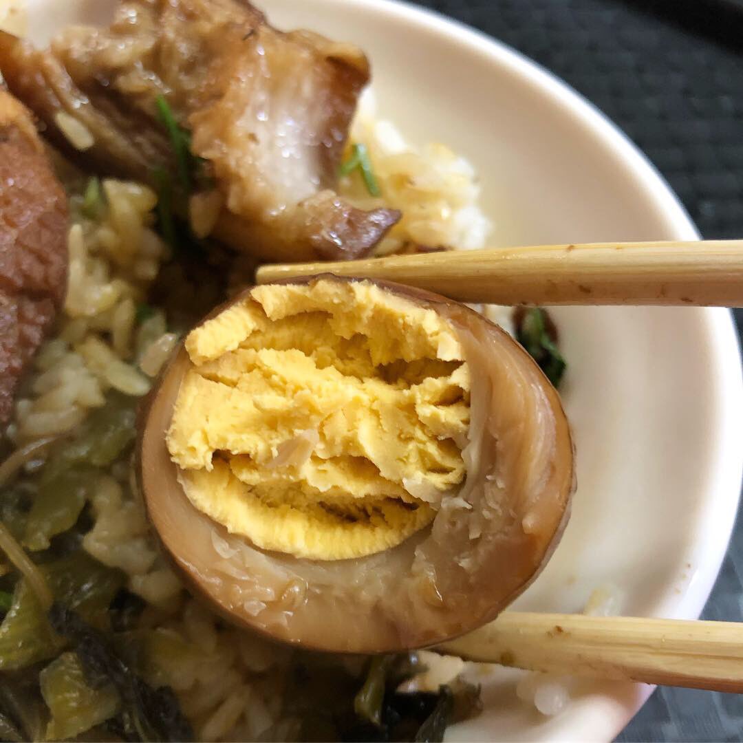 TDigested's tweet image. Temple draws the worshippers—for the god and food!!!
#porkbelly #stewedegg #braisedpork #stewedpork #streetfood #localeats #taiwanfood #taiwanesefood #foodmarket #foodculture #foodblogger #foodhunter #theworlddigested 
#控肉飯 #滷蛋 #角煮 #豚バラ #煮卵 #台湾料理 #小吃