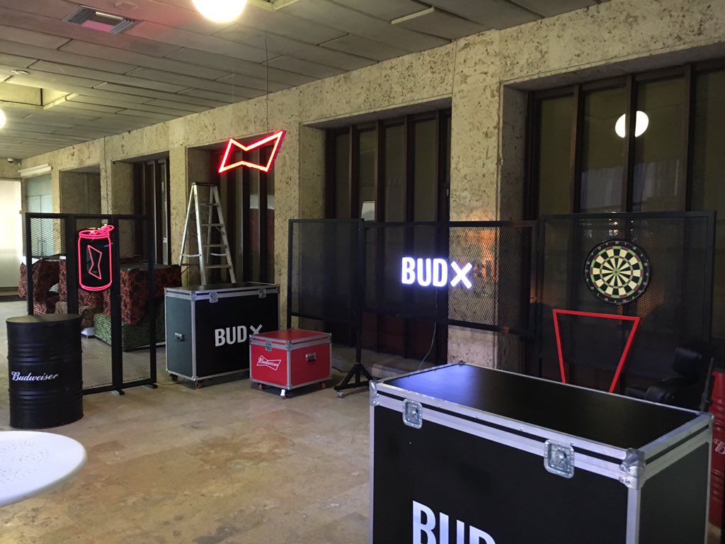 comconcepto's tweet photo. Montaje de Implementación de Marca y produccion experiencia BUDX en el Wild Brunch Cartagena 2018. #budx #wildbrunch https://t.co/1NLIDL8Jng