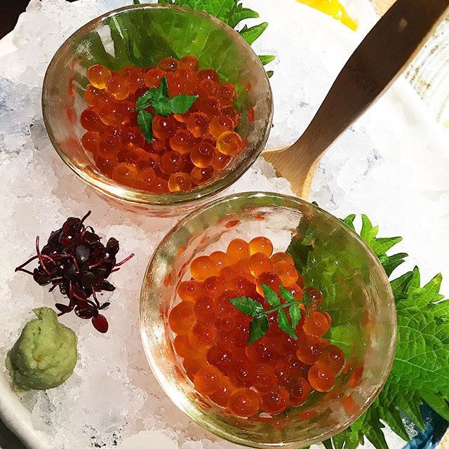 PervFood's tweet photo. I could salmon roe (Ikura) by the bucketload. So it’s a good thing this gorgeous delicacy is packed full of healthy benefits. As well as an abundance of omega-3 fatty acids, salmon roe also contain antioxidants, vitamins B12, C, E, and D, folate, thiamin… https://t.co/2F0ZtlQ7dn https://t.co/DfKFU3ZxKH