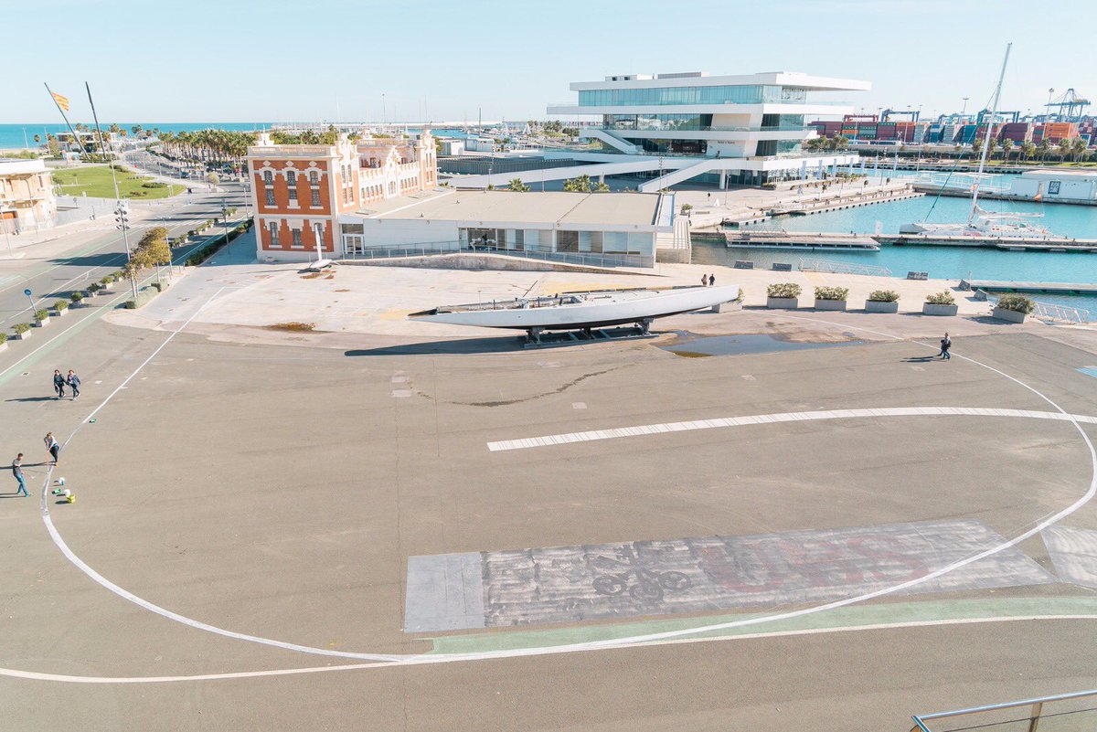 lamarinadevlc's tweet photo. 💥 Por votación popular: la futura Plaça de l’Ona será el PetancaPark más grande del 🌍 Incorporará un circuito en distintas alturas con el que darle más efecto a la bola. Tendrá  auxiliares marinos🐳  para recoger las que caigan al agua
 ⚠️ Las obras han comenzado ⚠️ ¿O qué?  😅 https://t.co/PcMTPN2wbh