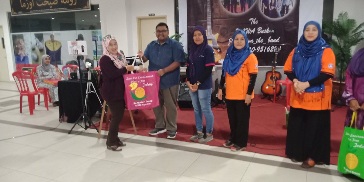 JunctionKluang's tweet photo. Tahniah kepada johan pertandingan gubahan Pn Rodiah Jalil #pasarlambak #kluangjunction  #pertandingangubahan https://t.co/aRwsATRCRm