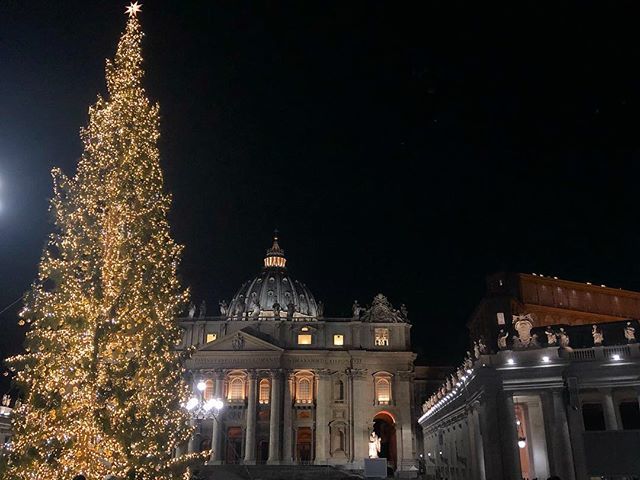 Christmas in Rome 🎄 #wheninrome #walkablerome #rome #italy #roma #colosseum #vatican #castelsantangelo #vaticancity #romanforum #ancientrome #trevifountain #piazzanavona #iloveitaly #travel #travelgram #travelitaly #traveling #eurotrip #travelstoke #… bit.ly/2EUX18l