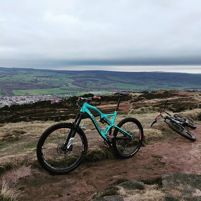 RobUmp's tweet photo. Ilkley moor riding well. No idea how it dries out so quick. Burning off the Christmas turkey.

#mtbyorkshire #ilkleymoor #yorkshiredalesmtb #yorkshiredales https://t.co/UaFIYbZN0F https://t.co/F4RxybIytQ